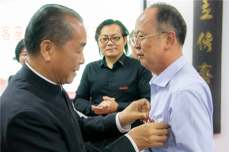 6吳其萃董事長(zhǎng)為蔣欽全教授佩戴校徽.jpg 6吳其萃董事長(zhǎng)為蔣欽全教授佩戴校徽.jpg