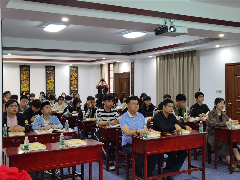 10師生認(rèn)真聽講.jpg 10師生認(rèn)真聽講.jpg