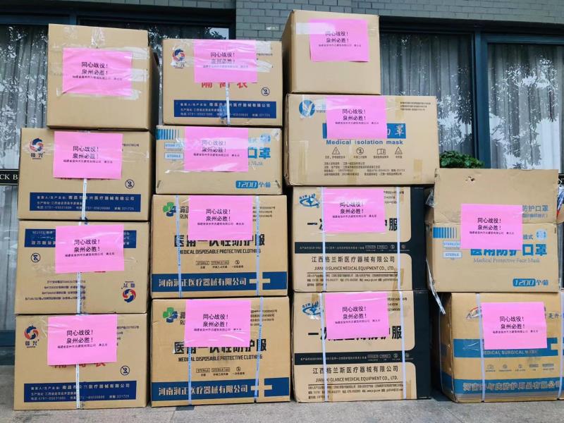 0323捐贈(zèng)醫(yī)用口罩、防護(hù)服等防疫物資給市文旅游局30000.jpg 0323捐贈(zèng)醫(yī)用口罩、防護(hù)服等防疫物資給市文旅游局30000.jpg